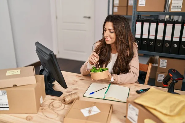 Young Hispanic Woman Ecommerce Business Worker Eating Salad Office — Φωτογραφία Αρχείου