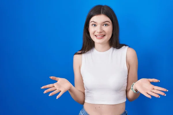 Jonge Kaukasische Vrouw Staan Blauwe Achtergrond Glimlachend Vrolijk Aanbieden Van — Stockfoto