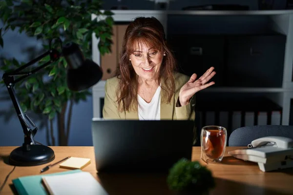 Middle Age Hispanic Woman Working Using Computer Laptop Night Smiling — Stockfoto