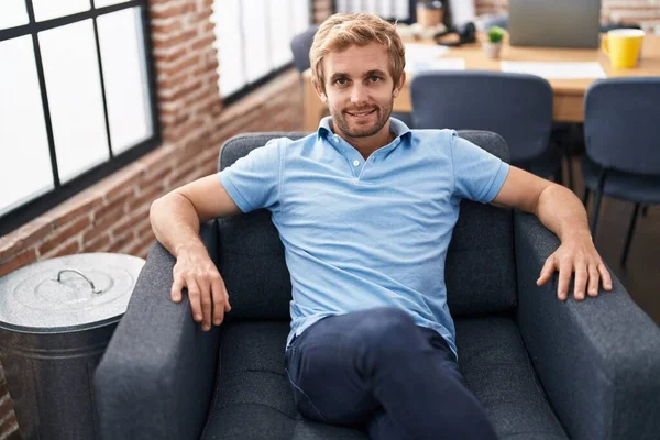 Jovem Empresário Sorrindo Confiante Sentado Sofá Escritório — Fotografia de Stock