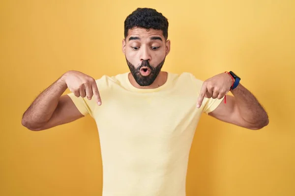 Hispanic Man Beard Standing Yellow Background Pointing Fingers Showing Advertisement — ストック写真