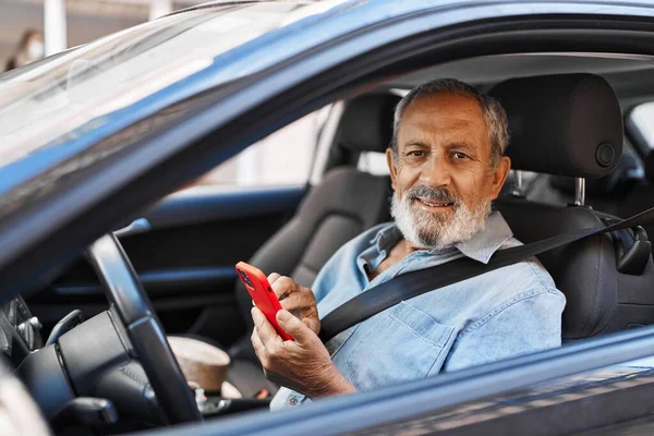 Hombre Pelo Gris Senior Usando Teléfono Inteligente Sentado Coche Calle — Foto de Stock