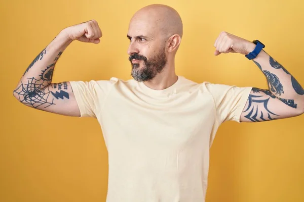 Hispanic Man Tattoos Standing Yellow Background Showing Arms Muscles Smiling — Stock Photo, Image