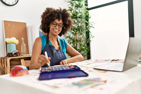 年轻的非洲裔美国女人笑着自信地在艺术工作室上了在线绘画课 — 图库照片