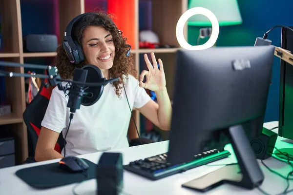 Ισπανίδα Γυναίκα Σγουρά Μαλλιά Παίζει Βιντεοπαιχνίδια Κάνει Υπογράψει Δάχτυλα Χαμογελώντας — Φωτογραφία Αρχείου