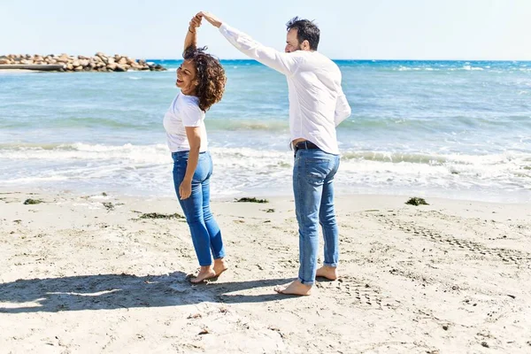 Spanisches Paar Mittleren Alters Lächelt Glücklich Tanzend Strand — Stockfoto