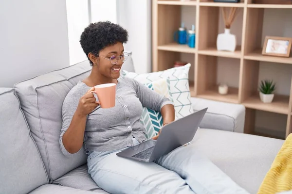 Africano Americano Mulher Usando Laptop Beber Café Sentado Sofá Casa — Fotografia de Stock