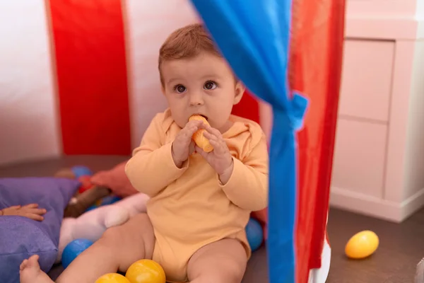 Liebenswertes Kleinkind Lutschspielzeug Sitzt Hause Auf Dem Boden Zirkuszelt — Stockfoto