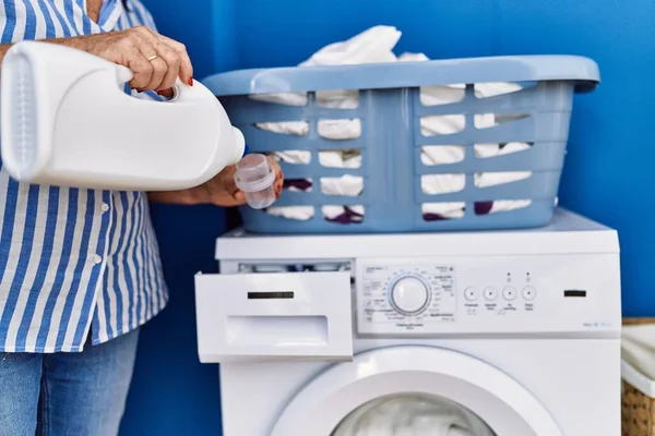 Yaşlı Gri Saçlı Kadın Gülümsüyor Çamaşırhanedeki Çamaşır Makinesine Deterjan Döküyor — Stok fotoğraf