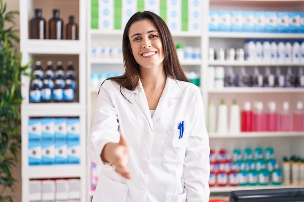 Young Beautiful Hispanic Woman Pharmacist Smiling Confident Shake Hand Pharmacy — Zdjęcie stockowe