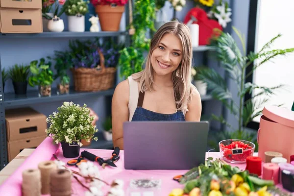 Ung Kaukasisk Kvinna Florist Ler Säker Med Hjälp Laptop Florist — Stockfoto