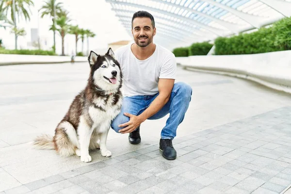 Jonge Spaanse Man Glimlachend Vol Vertrouwen Staand Met Hond Straat — Stockfoto