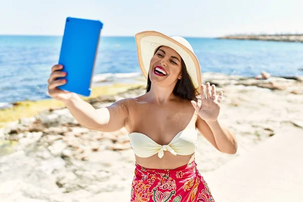 Mladá Krásná Hispánská Žena Turista Usmívá Sebevědomě Videohovory Moře — Stock fotografie