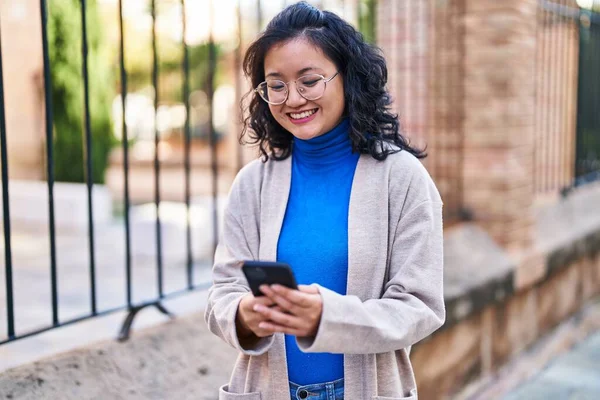 Young Chinese Woman Smiling Confident Using Smartphone Street — Stockfoto