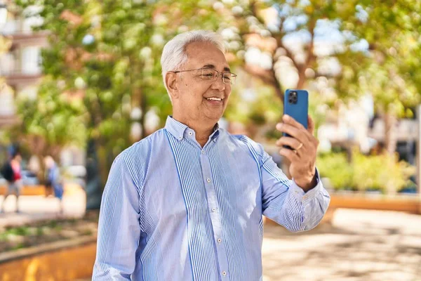 Hombre Mayor Sonriendo Confiado Haciendo Selfie Por Teléfono Inteligente Parque —  Fotos de Stock