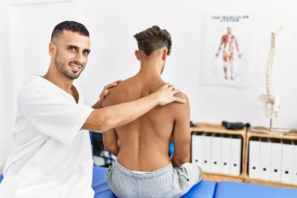 Dva Hispánští Muži Fyzioterapeuti Pacient Rehabilitační Terapii Masírují Klinice — Stock fotografie