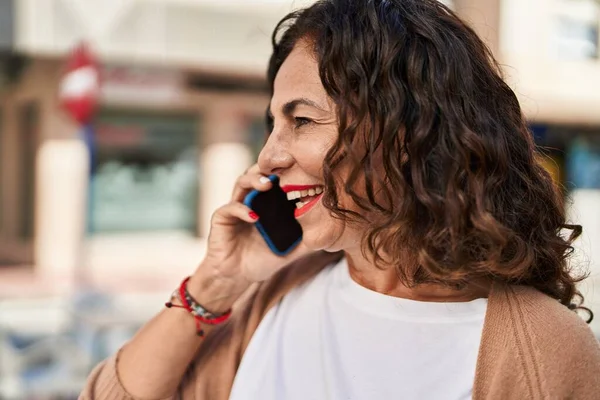 Middelbare Leeftijd Spaanse Vrouw Spreekt Aan Telefoon Buiten — Stockfoto