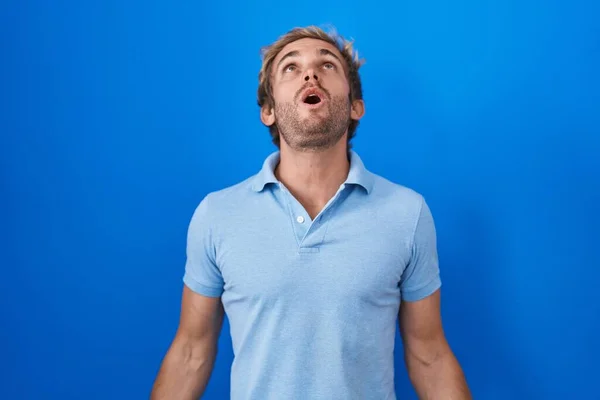 Homme Caucasien Debout Sur Fond Bleu Colère Fou Hurlant Frustré — Photo