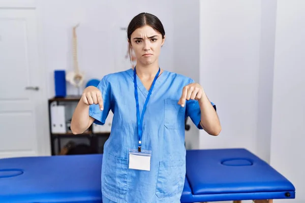 Νεαρή Ισπανίδα Που Φοράει Στολή Φυσιοθεραπευτή Και Στέκεται Στην Κλινική — Φωτογραφία Αρχείου