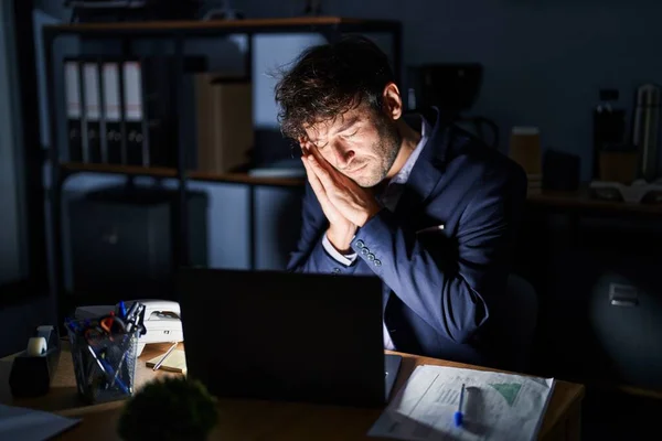 Spanyol Genç Adam Geceleri Ofiste Çalışıyor Uyuyor Yorgun Hayal Kuruyor — Stok fotoğraf