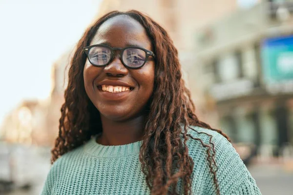 Fiatal Afrikai Mosolyog Boldog Visel Szemüveget Városban — Stock Fotó