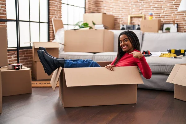 Young African American Braids Moving New Home Cardboard Box Pointing — Stock Photo, Image