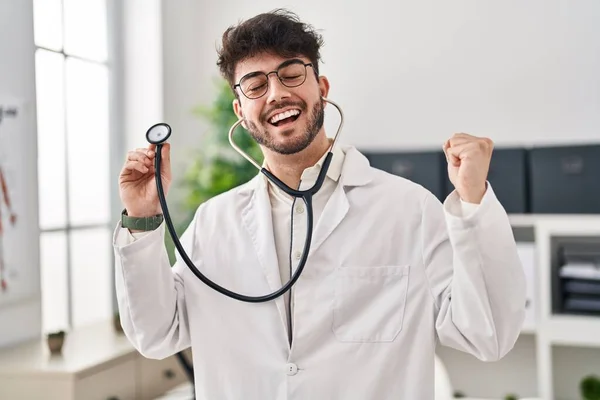 Hispanic Man Beard Wearing Doctor Uniform Stethoscope Screaming Proud Celebrating — Stock Photo, Image