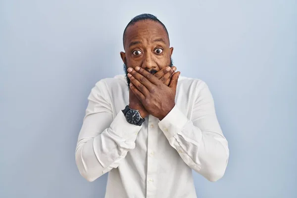 Afrikansk Amerikansk Man Står Över Blå Bakgrund Chockad Täcker Munnen — Stockfoto