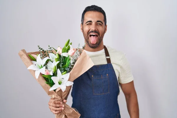 Homem Hispânico Com Barba Trabalhando Como Florista Furando Língua Feliz — Fotografia de Stock