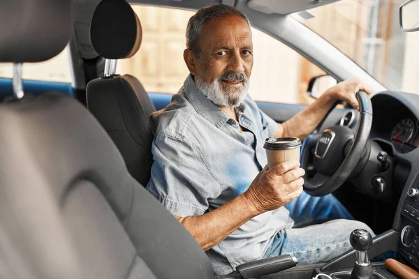 Senior Gråhårig Man Dricker Kaffe Sittandes Bilen Gatan — Stockfoto