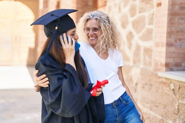Two Women Mother Graduated Daughter Talking Smartphone Campus University — Stock Photo, Image