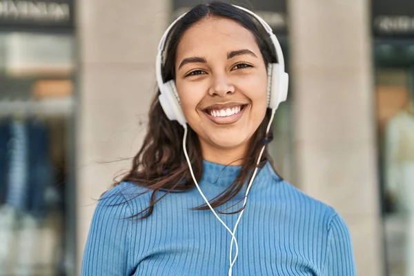 Νεαρή Αφροαμερικανή Γυναίκα Χαμογελά Αυτοπεποίθηση Ακούγοντας Μουσική Στο Δρόμο — Φωτογραφία Αρχείου