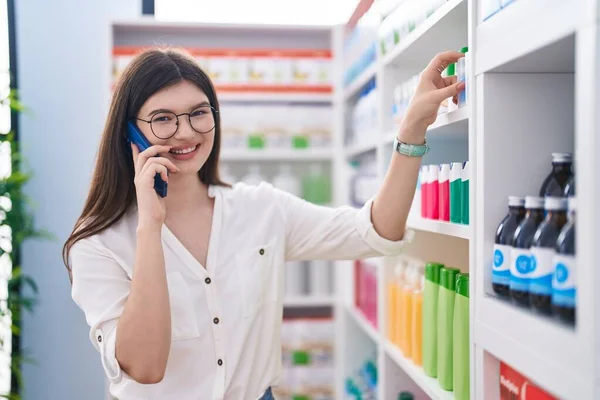 Jovem Mulher Caucasiana Cliente Sorrindo Confiante Falando Smartphone Farmácia — Fotografia de Stock