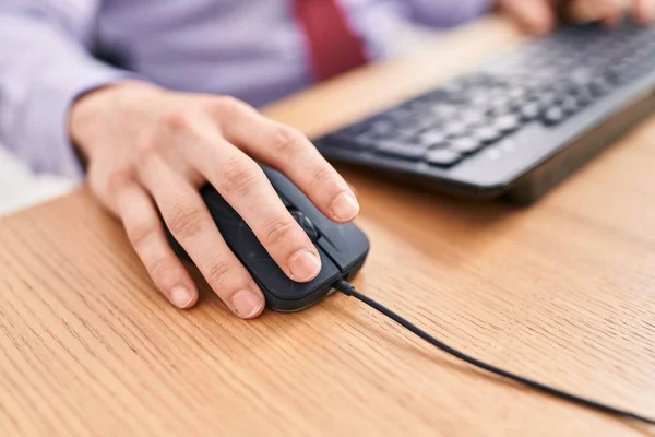 Genç Spanyol Adamı Ofisteki Fare Kullanarak Bilgisayar Klavyesine Dokunuyor — Stok fotoğraf