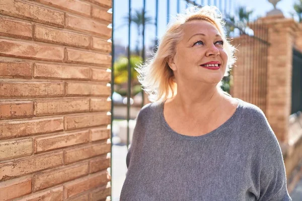 Mujer Rubia Mediana Edad Sonriendo Confiada Pie Calle —  Fotos de Stock