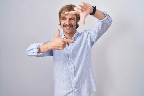 Homme Caucasien Avec Moustache Debout Sur Fond Blanc Souriant Faisant — Photo