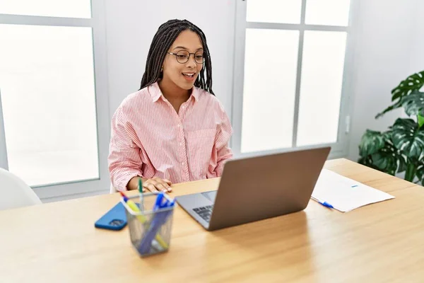Mladý Africký Americký Žena Having Video Call Working Kancelář — Stock fotografie