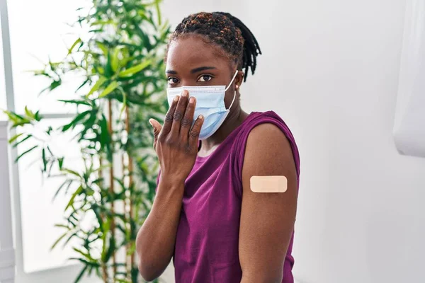 Schöne Schwarze Frau Die Sich Impfen Lässt Zeigt Arm Mit — Stockfoto