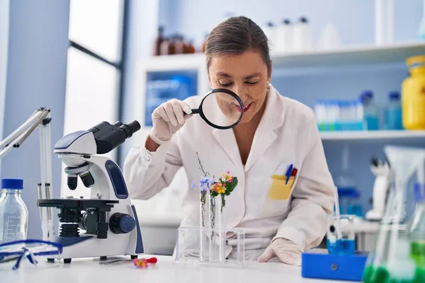Mulher Meia Idade Cientista Olhando Flores Usando Lupa Laboratório — Fotografia de Stock