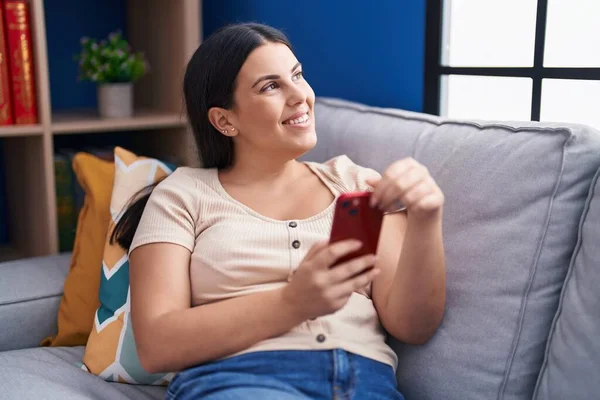 Jovem Bela Mulher Hispânica Usando Smartphone Sentado Sofá Casa — Fotografia de Stock