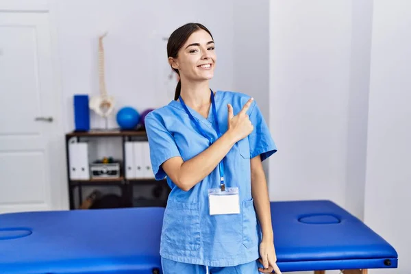 Νεαρή Ισπανίδα Που Φοράει Στολή Φυσιοθεραπευτή Και Στέκεται Στην Κλινική — Φωτογραφία Αρχείου