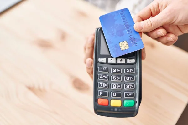 Ung Latinamerikansk Man Betalar Med Kreditkort Kontoret — Stockfoto
