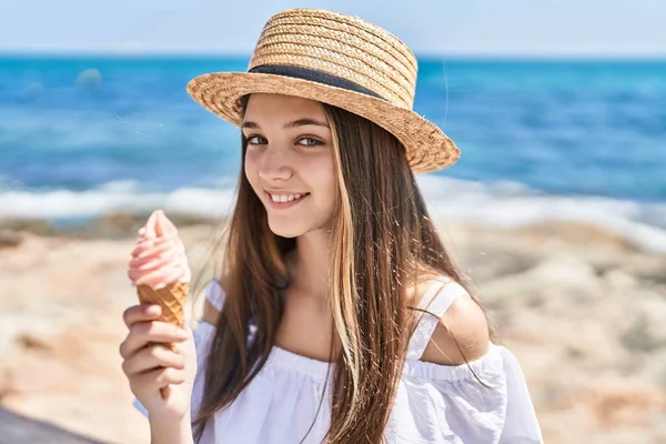 Adorable Chica Turista Sonriendo Confiado Comiendo Helado Playa — Foto de Stock