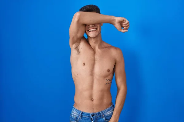 Joven Hombre Hispano Pie Sin Camisa Sobre Fondo Azul Cubriendo —  Fotos de Stock
