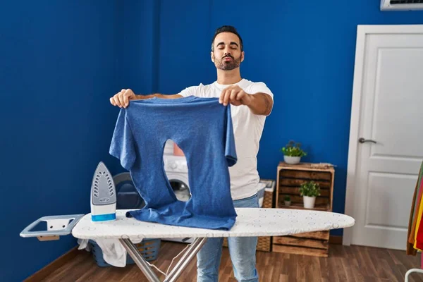 Çamaşır Odasında Sakallı Ütülü Demir Gömlekli Genç Spanyol Adam Kameraya — Stok fotoğraf