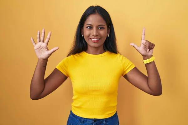 Jonge Indiaanse Vrouw Staande Gele Achtergrond Tonen Wijzen Met Vingers — Stockfoto