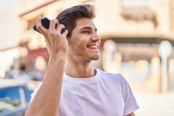 Jeune Homme Hispanique Souriant Confiant Écoute Message Audio Par Smartphone — Photo