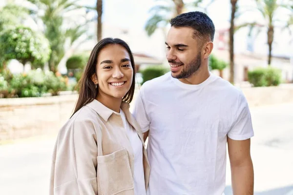 Genç Latin Çift Gülümsüyor Şehirde Sarılıyorlar — Stok fotoğraf