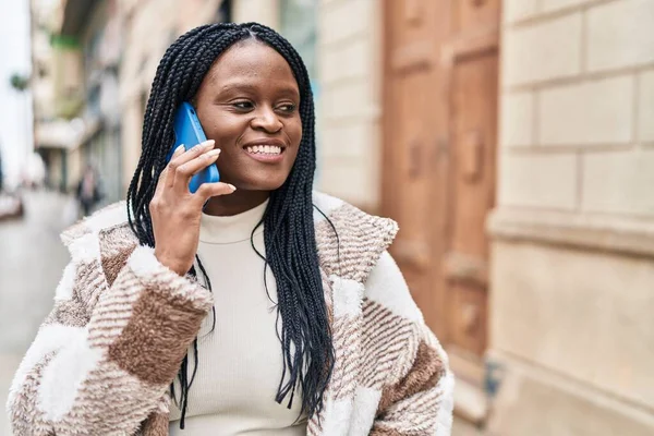 Африканская Американка Улыбается Уверенно Разговаривая Смартфону Улице — стоковое фото