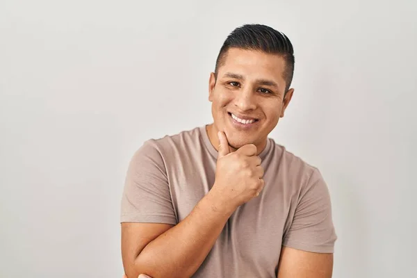 Jovem Hispânico Sobre Fundo Branco Olhando Confiante Para Câmera Sorrindo — Fotografia de Stock